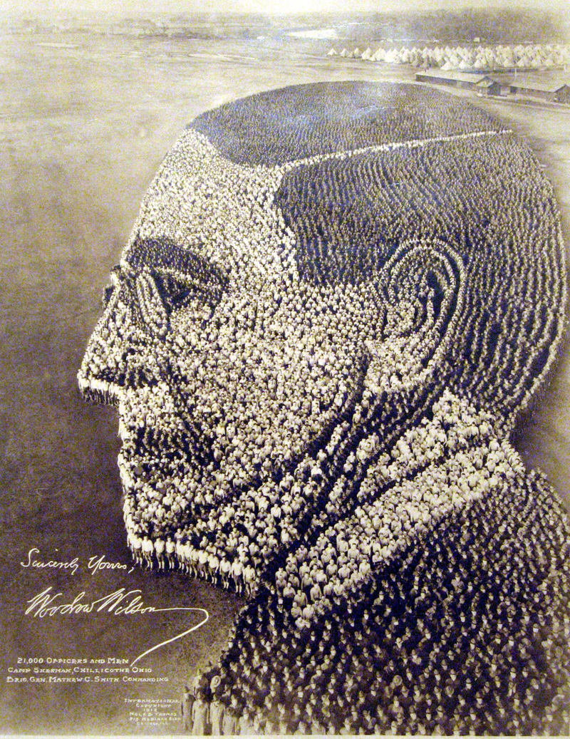 Illustration for article titled The Bizarre Phenomenon of Mass Photography